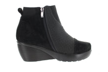 Load image into Gallery viewer, Zoe
