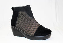 Load image into Gallery viewer, Zoe
